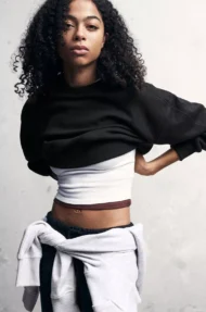 Woman wearing a black cropped sweatshirt in relaxed casual style