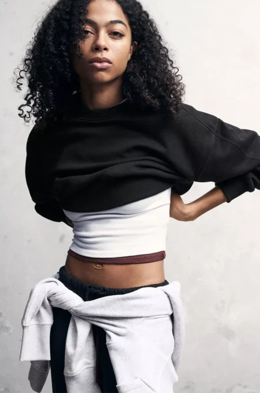 Woman wearing a black cropped sweatshirt in relaxed casual style