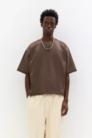 Man wearing a brown cropped T-shirt in relaxed minimalist style
