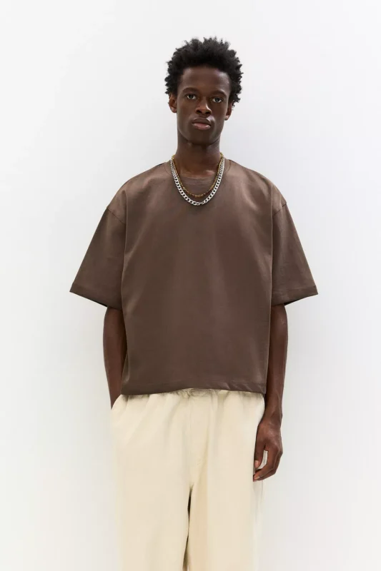 Man wearing a brown cropped T-shirt in relaxed minimalist style