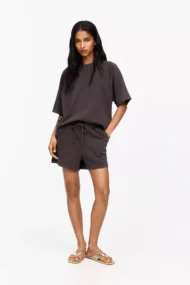 Woman wearing a short sleeve sweatshirt in relaxed fit casual style